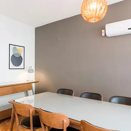 Fully Renovated Spacious Two Bedroom At Cihangir 이스탄불